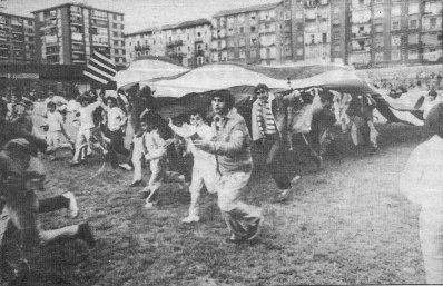 Los jóvenes de la "Peña Peñarol" pasean la bandera por el césped celebrando el subcampeonato